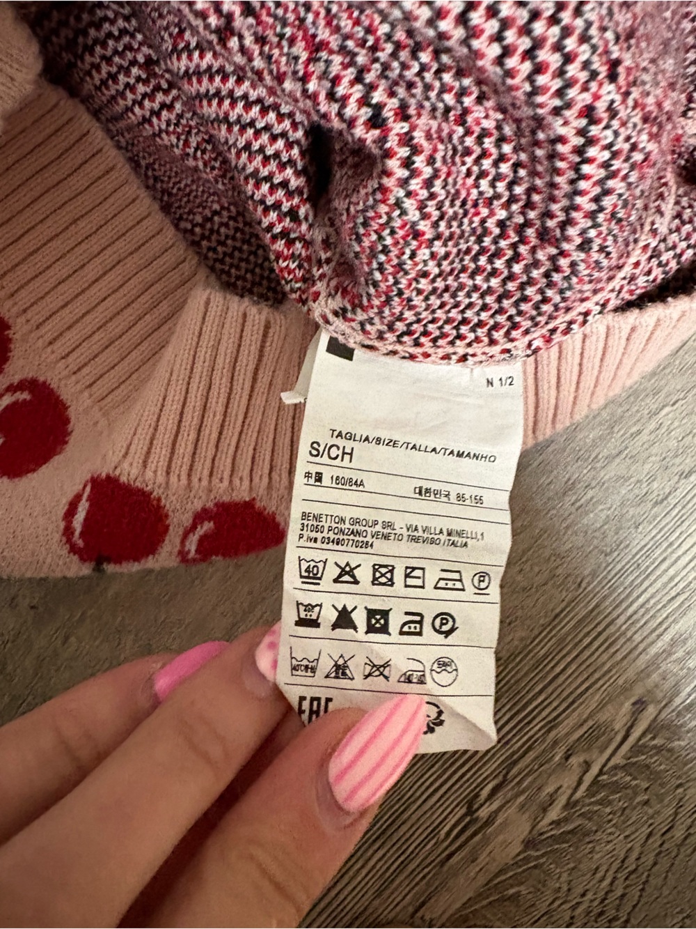 United Colors of Benetton Cropped Pink Cherry-Print Crewneck Sweater Small - Picture 4 of 5